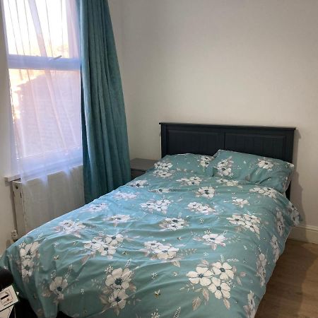 Snug 5-Bedroom Residential Home In Great Лондон Екстер'єр фото