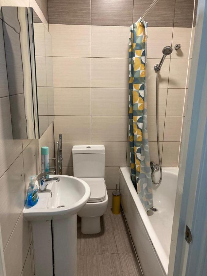 Snug 5-Bedroom Residential Home In Great Лондон Екстер'єр фото
