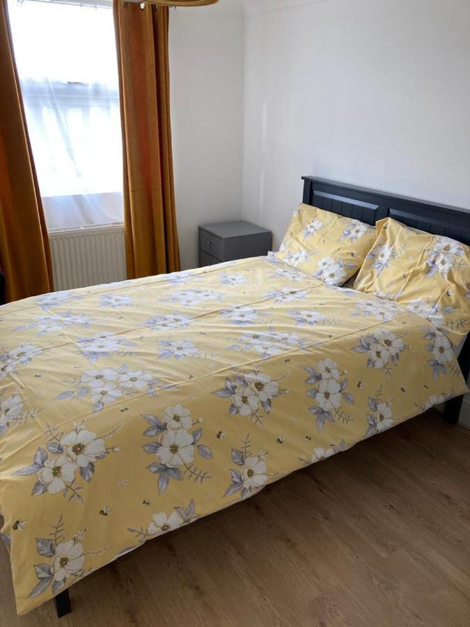 Snug 5-Bedroom Residential Home In Great Лондон Екстер'єр фото