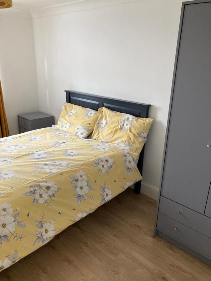 Snug 5-Bedroom Residential Home In Great Лондон Екстер'єр фото
