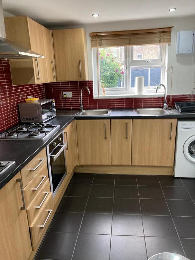 Snug 5-Bedroom Residential Home In Great Лондон Екстер'єр фото